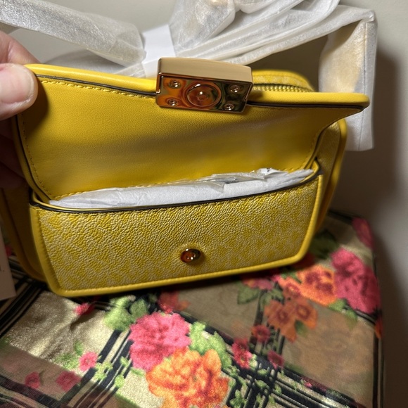 NWT Michael Kors crossbody. - Picture 4 of 9